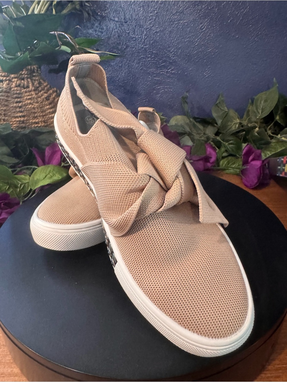 NIB bernie mev. Blush Amaryllis Casual Bow Slip On Flat Sneakers Size 8 EU 39